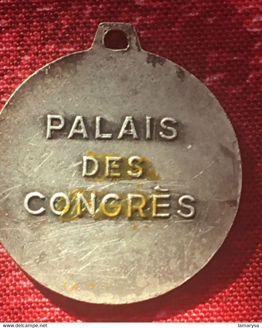 Insigne-Boutonnière épinglette-Badge Foire Internationale De Marseille Palais Des Congrès-☛Porte Clés☛porte Clefs - Autres & Non Classés