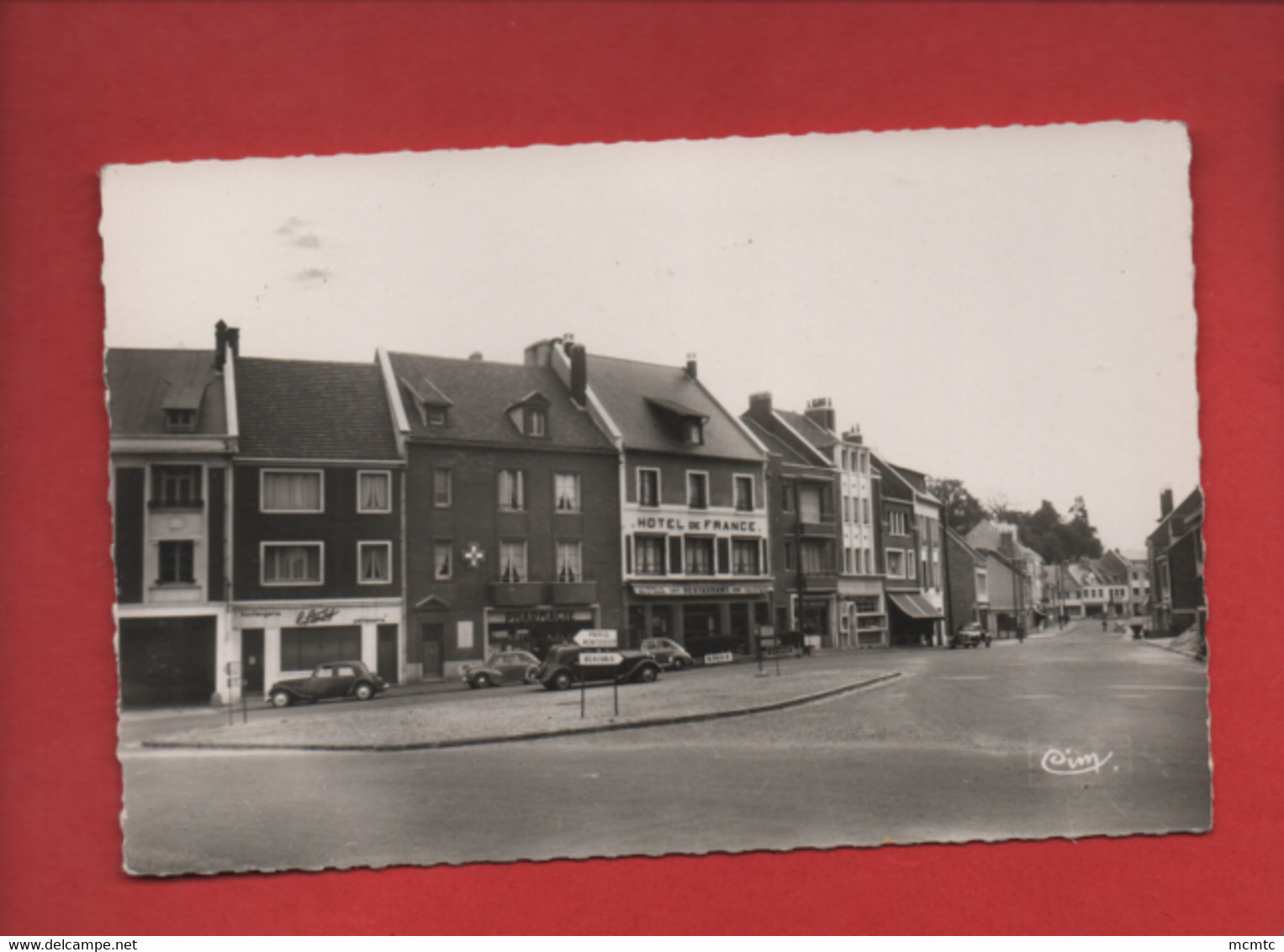 CPSM Petit Format  -  Breteuil Sur Noye   -(Oise) - Rue De La République - Breteuil