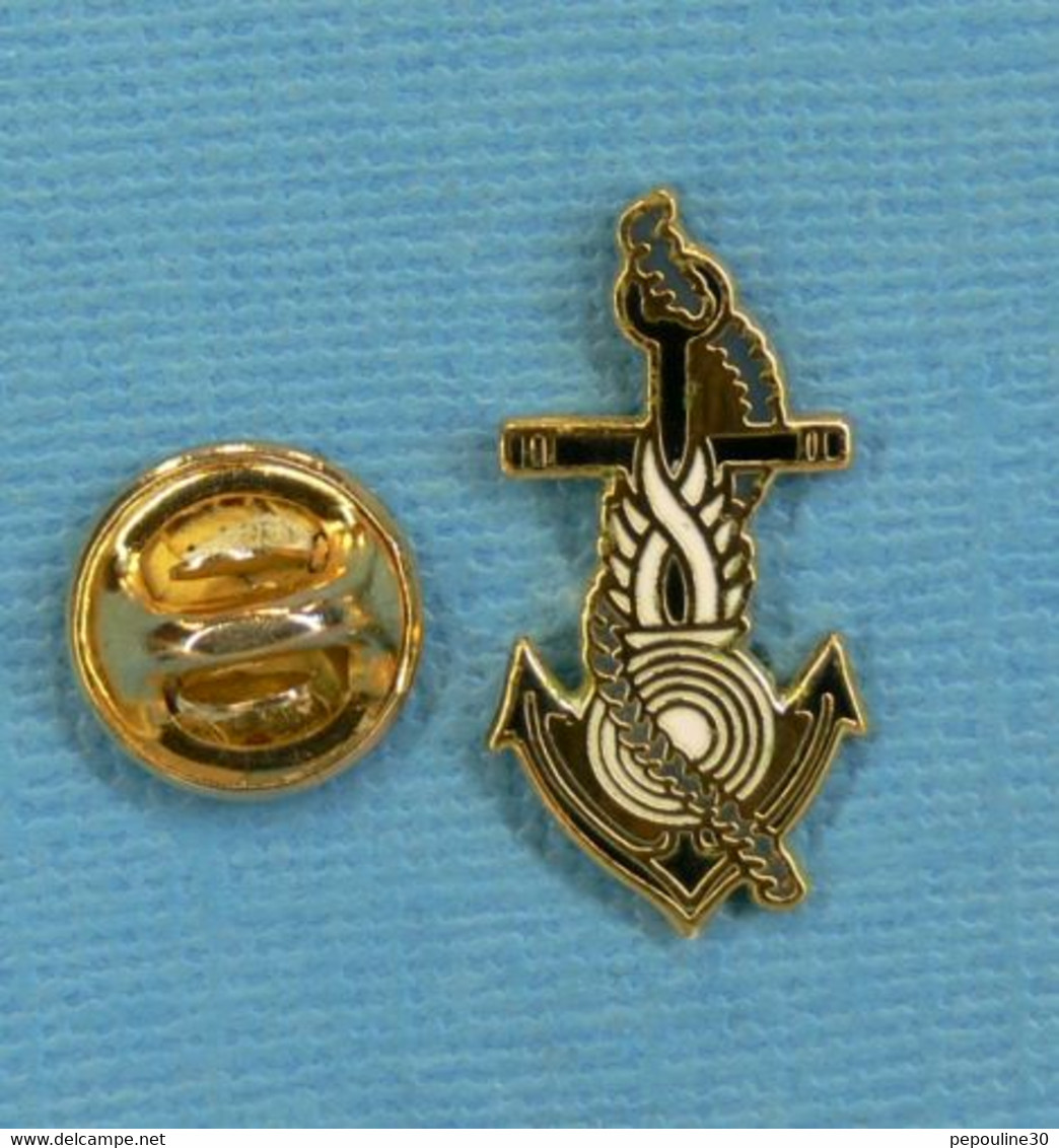 1 PIN'S //  ** ANCRE DE MARINE / GRENADE / GENDARMERIE MARITIME ** - Militaria