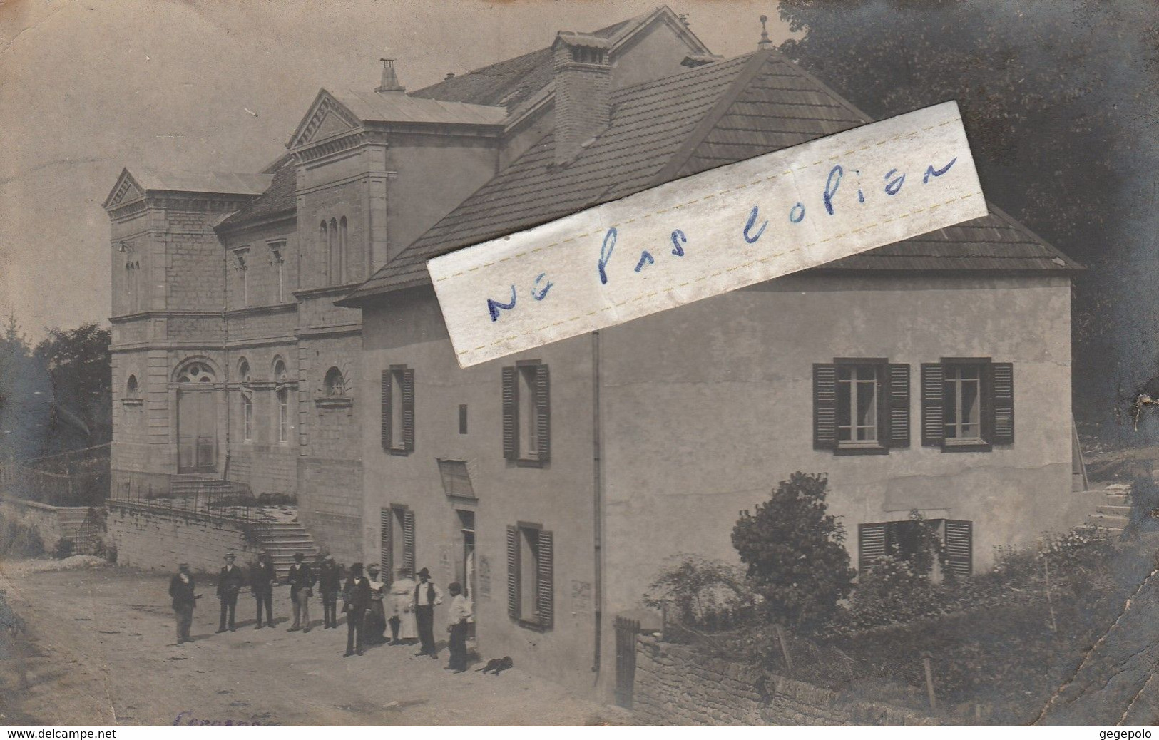 CERNANS - Les Postes , Ecole , Mairie , Maison Commune Et Débit De Tabac En 1908   ( Carte Photo )  Rare - Sonstige & Ohne Zuordnung