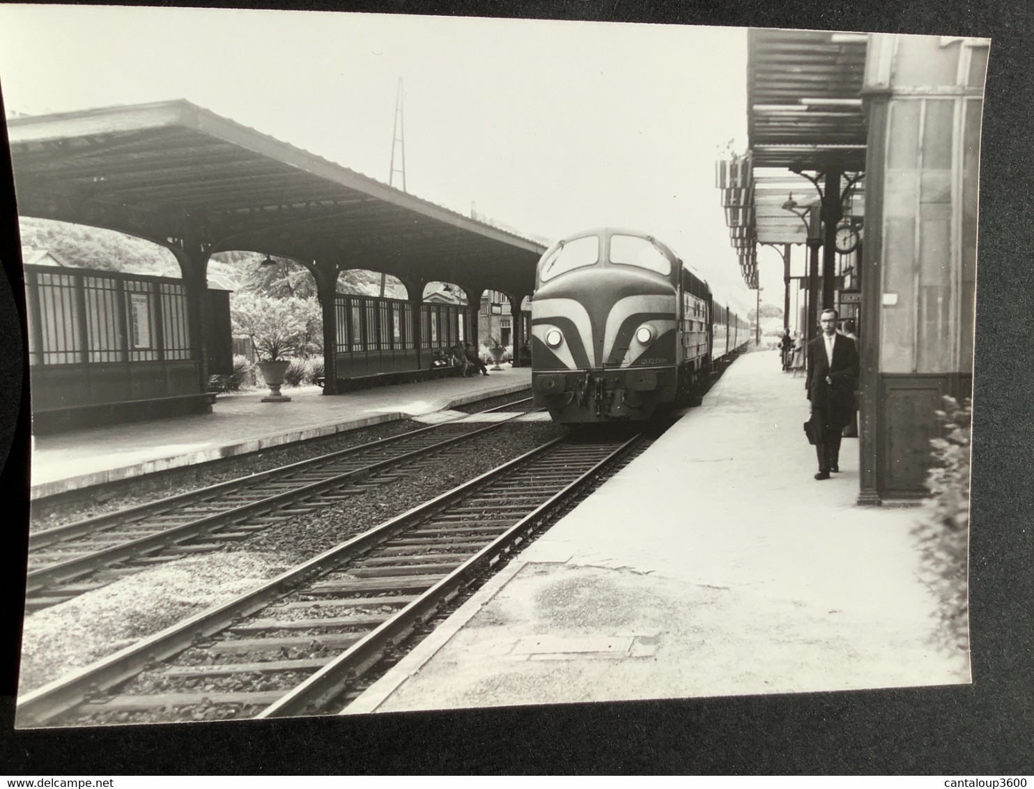 Photo Originale De J.BAZIN :Chemins De Fer BELGES ( S.N.C.B) : Train En Gare De  HUY( Nord)    En 1959 - Trains