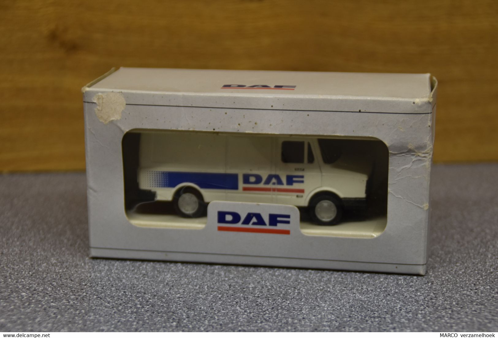 Lion Car DAF 400 DAF Trucks Eindhoven (NL) With Box Made In Holland - Vrachtwagens, Bus En Werken