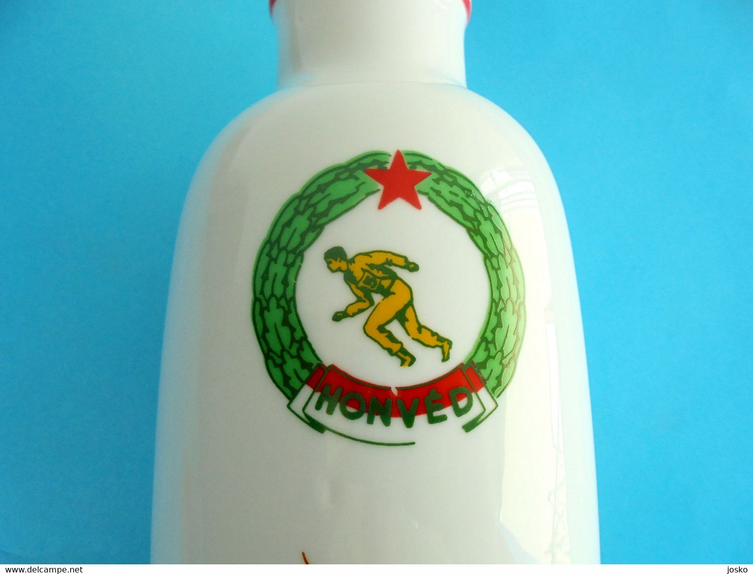 BUDAPEST HONVED FC (Hungary) Beautifull Vintage Football Souvenir Hollohaza Porcelain Vase 1970's LARGER SIZE Budapesti - Bekleidung, Souvenirs Und Sonstige