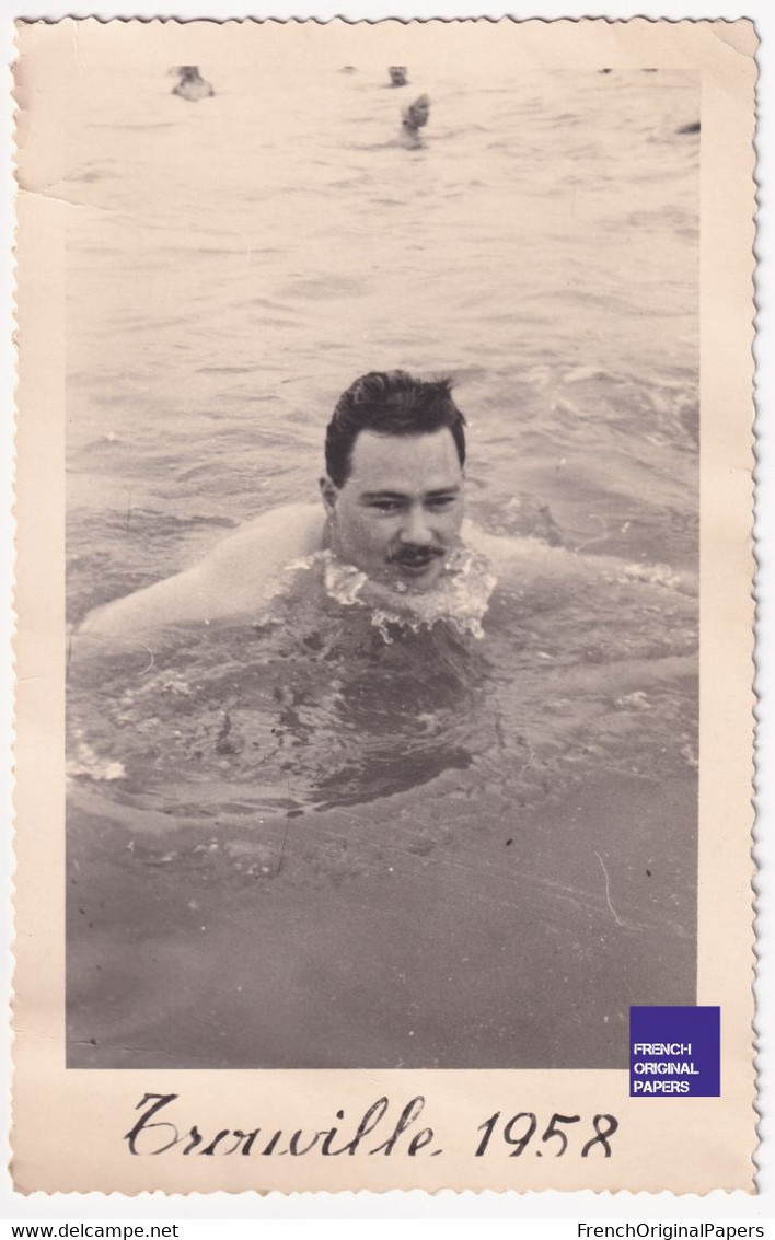 Trouville Sur Mer 1958 - Jolie Photo Souvenir De Plage 13,5x8,5cm Homme Maillot Bain Baignade A60-17 - Stereoscopio