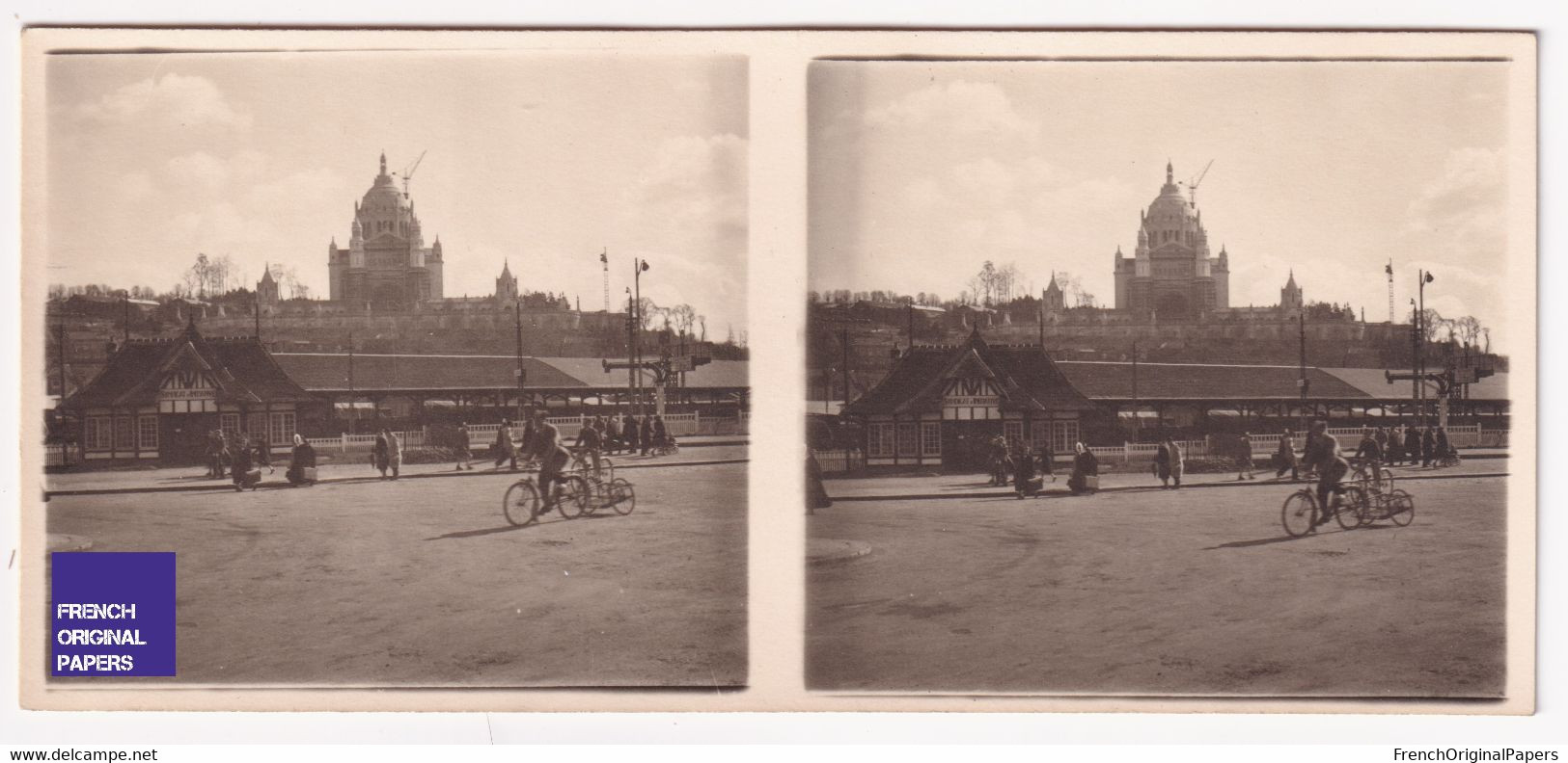 Lisieux / 14 Calvados Photo Stéréoscopique 1950 12,8x5,8cm Place De La Gare Et Basilique Vélo Office Tourisme A60-20 - Photos Stéréoscopiques