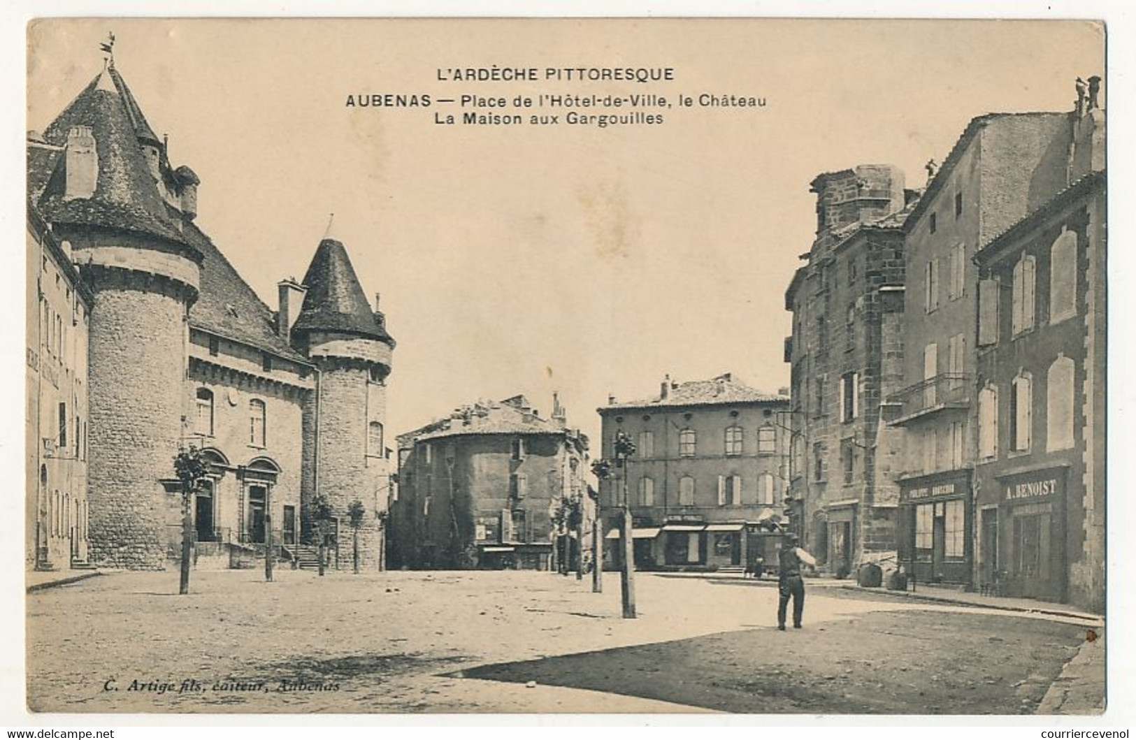 CPA - AUBENAS (Ardèche) - Place De L'Hotel De Ville, La Château, La Maison Aux Gargouilles - Aubenas