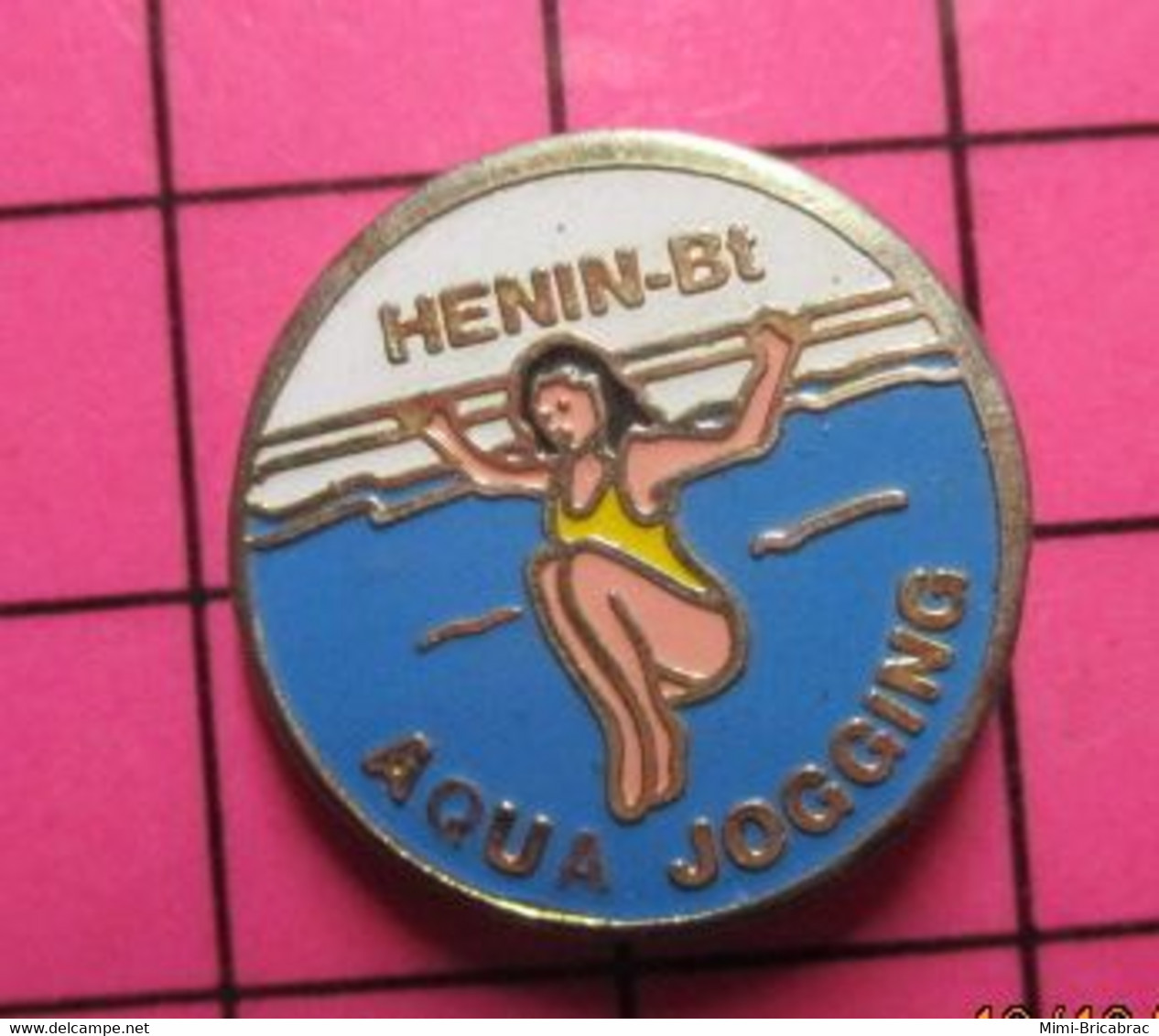 816b Pin's Pins / Beau Et Rare / THEME : SPORTS / NATATION PISCINE HENIN BEAUMONT AQUA JOGGING - Natation