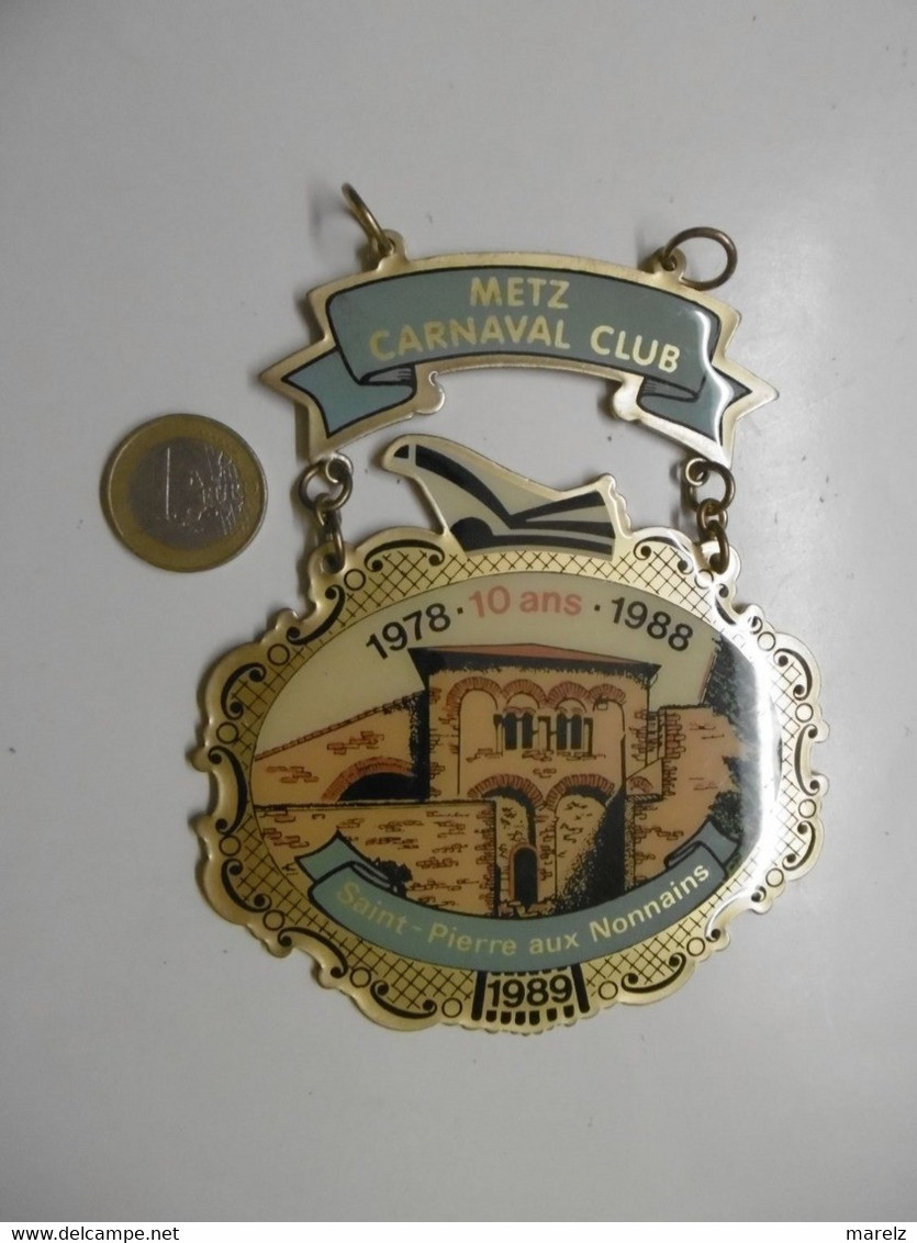 Plaquette 1989 METZ CARNAVAL CLUB "Basilique SAINT-PIERRE AUX NONNAINS" 1978 - 10 Ans - 1988 - Fasching & Karneval