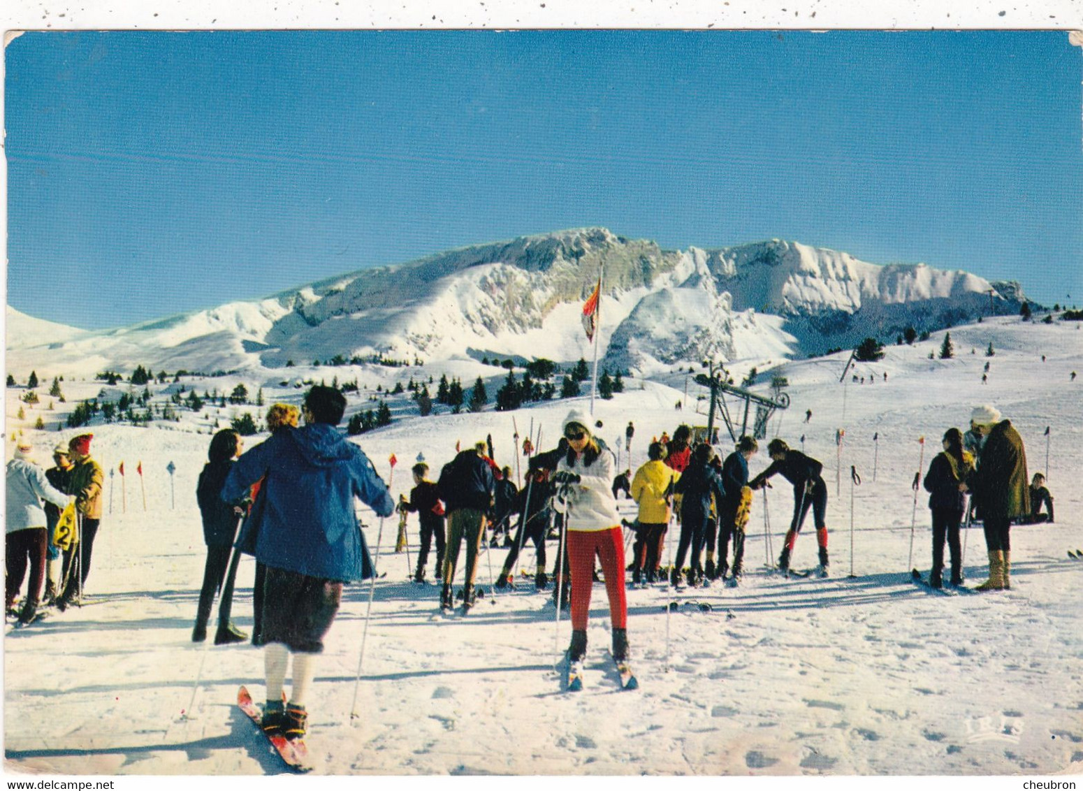 05. SUPER DEVOLUY. CPSM.  ARRIVEE DES PISTES. ANIMATION + TEXTE - Saint Etienne En Devoluy