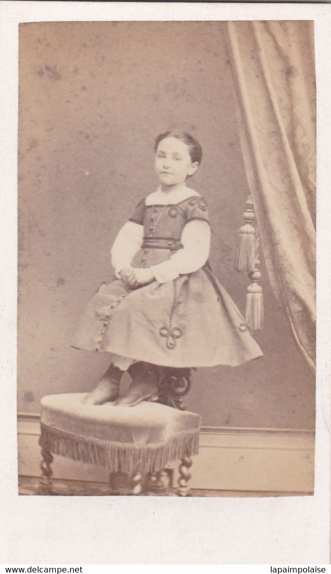 Photo CDV Béziers 1860 Photo Fillette En Belle Tenue  Photographie Du Chalet Béziers Réf 11026 - Oorlog, Militair