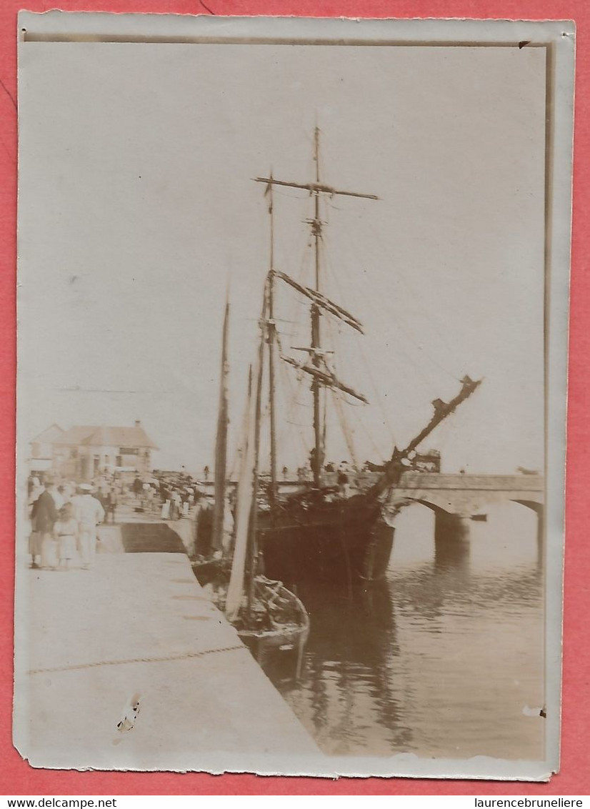 44  LE  POULIGUEN    PHOTO ANCIENNE  ALBUMINE VOILIER  ANCIEN  DANS  LE  PORT  ( Le Pont Tournant  ) - Plaatsen