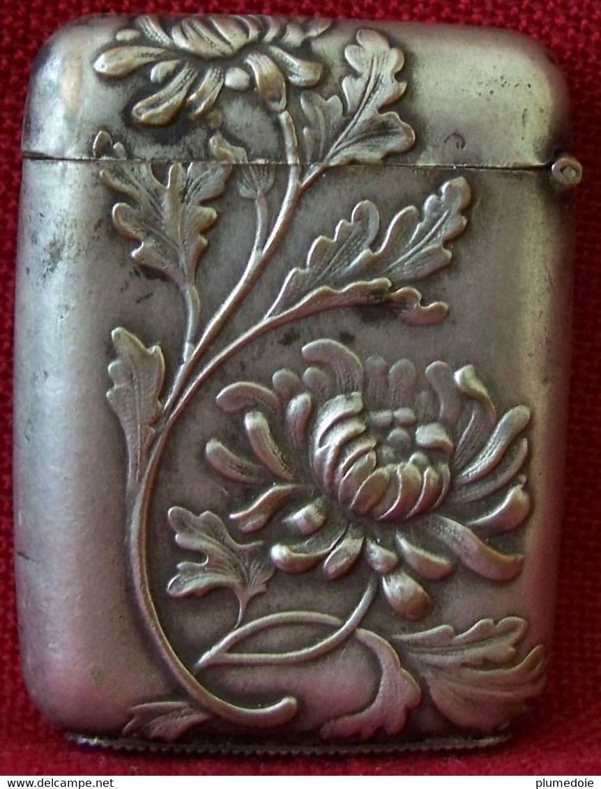 PYROGENE DE POCHE ART NOUVEAU METAL ARGENTE  Petite Boîte Porte-allumettes . XIX ème , FLEURS CHRYSANTHEME - Luciferhouders