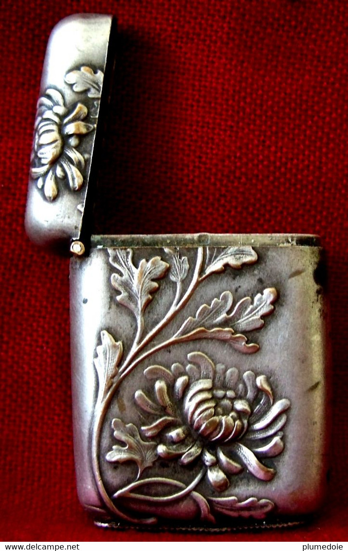 PYROGENE DE POCHE ART NOUVEAU METAL ARGENTE  Petite Boîte Porte-allumettes . XIX ème , FLEURS CHRYSANTHEME - Pyrogènes