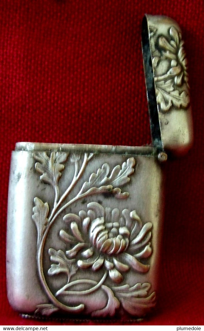 PYROGENE DE POCHE ART NOUVEAU METAL ARGENTE  Petite Boîte Porte-allumettes . XIX ème , FLEURS CHRYSANTHEME - Pyrogènes