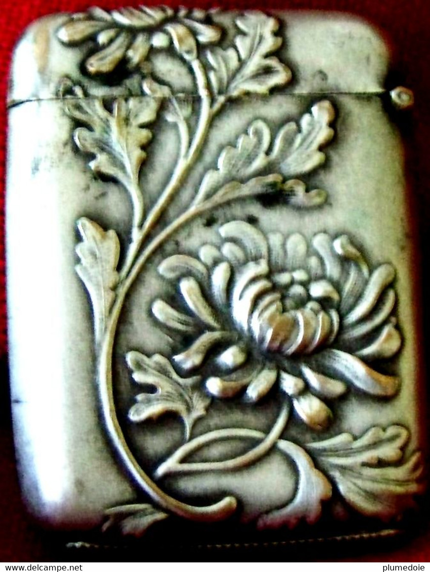 PYROGENE DE POCHE ART NOUVEAU METAL ARGENTE  Petite boîte porte-allumettes . XIX ème , FLEURS CHRYSANTHEME