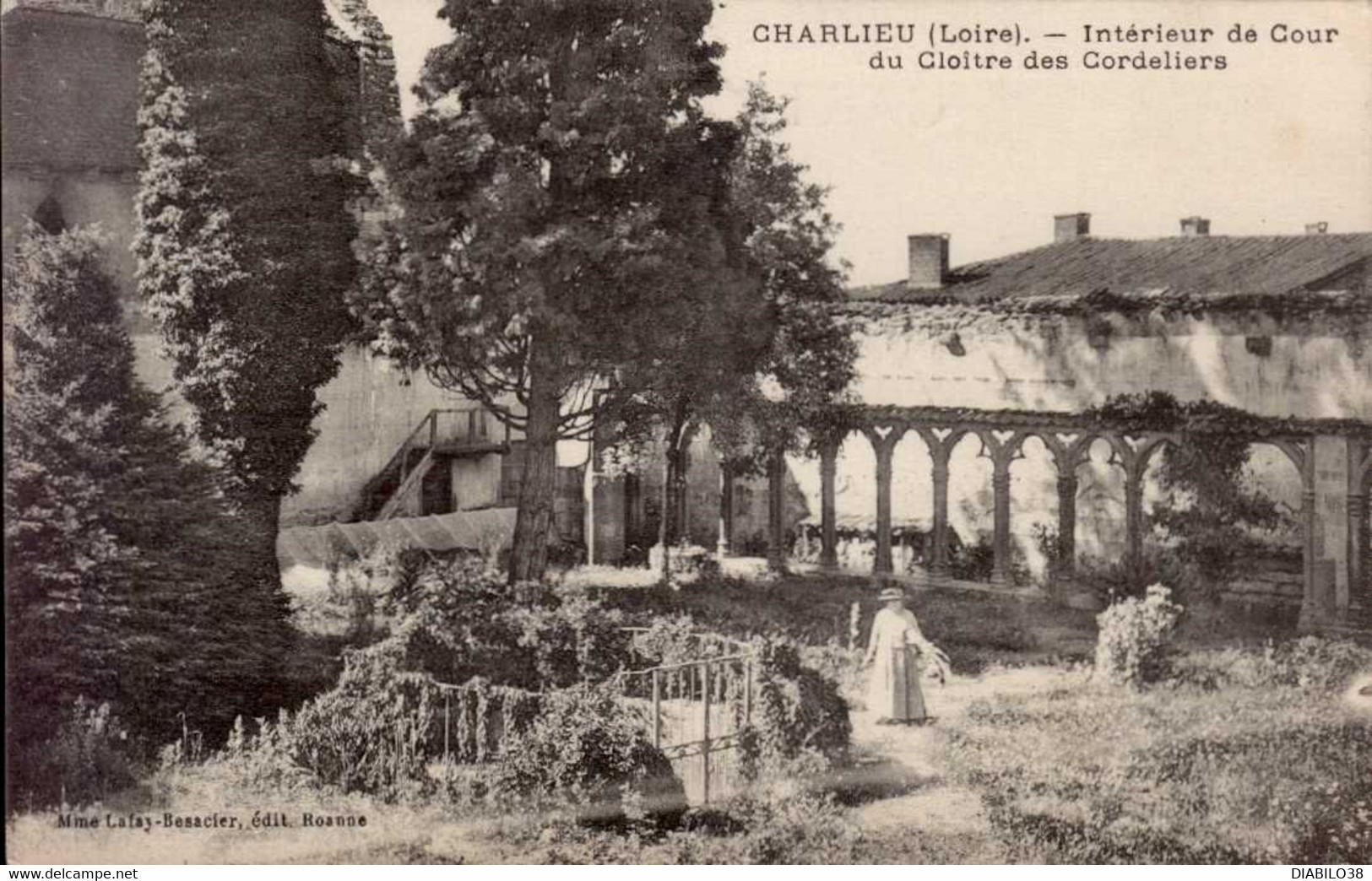 CHARLIEU      ( LOIRE )    INTERIEUR DE COUR DU CLOITRE DES CORDELIERS - Charlieu