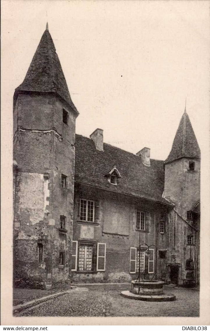 CHARLIEU      ( LOIRE )   HOTEL DU PRIEUR . COUR D ' HONNEUR ET SON PUITS - Charlieu