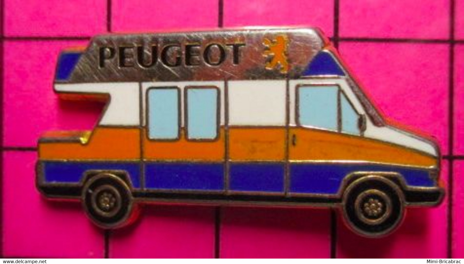 1021 Pin's Pins / Beau Et Rare / THEME : AUTOMOBILES / MINIBUS Salut Cécile 2 !! PEUGEOT - Peugeot