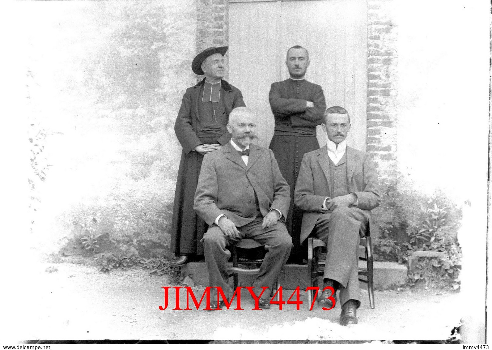 En 1906 - Le Père Victor, Un Curé Et Deux Hommes Assis à Identifier - Grande Plaque De Verre - Taille 128 X 178 Mlls - Glass Slides