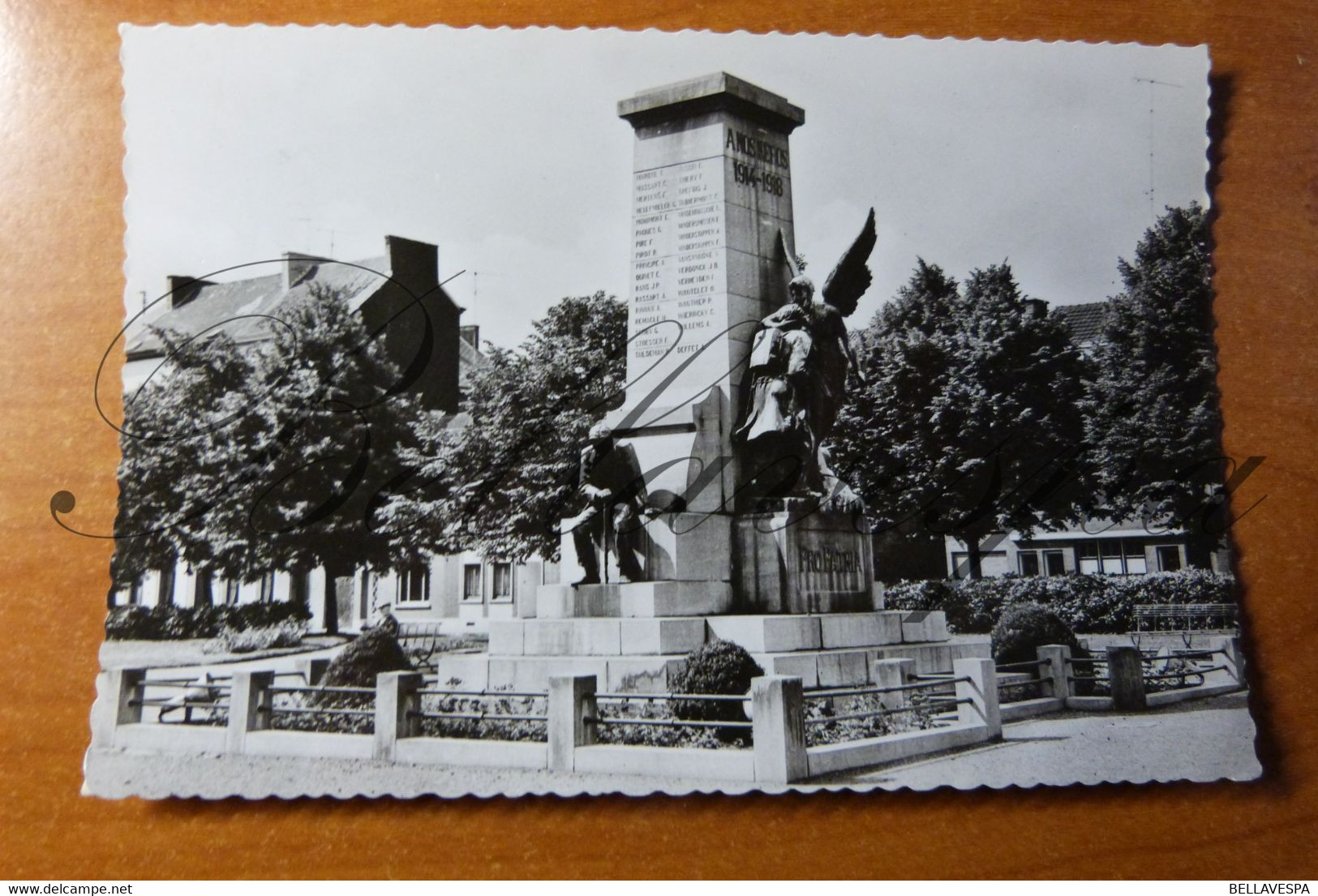 Gilly Monument 1914-1918  (33 Gensneuvelden Met Naam - Charleroi