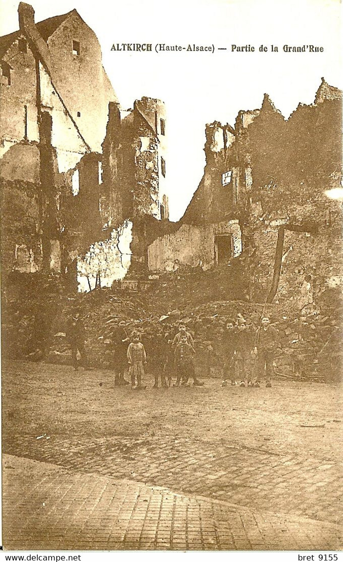 68 ALTKIRCH GROUPE D ENFANTS JOUANT DANS LES DECOMBRES APRES LE BOMBARDEMENT DANS UN PARTIE DE LA GRAND' RUE - Altkirch