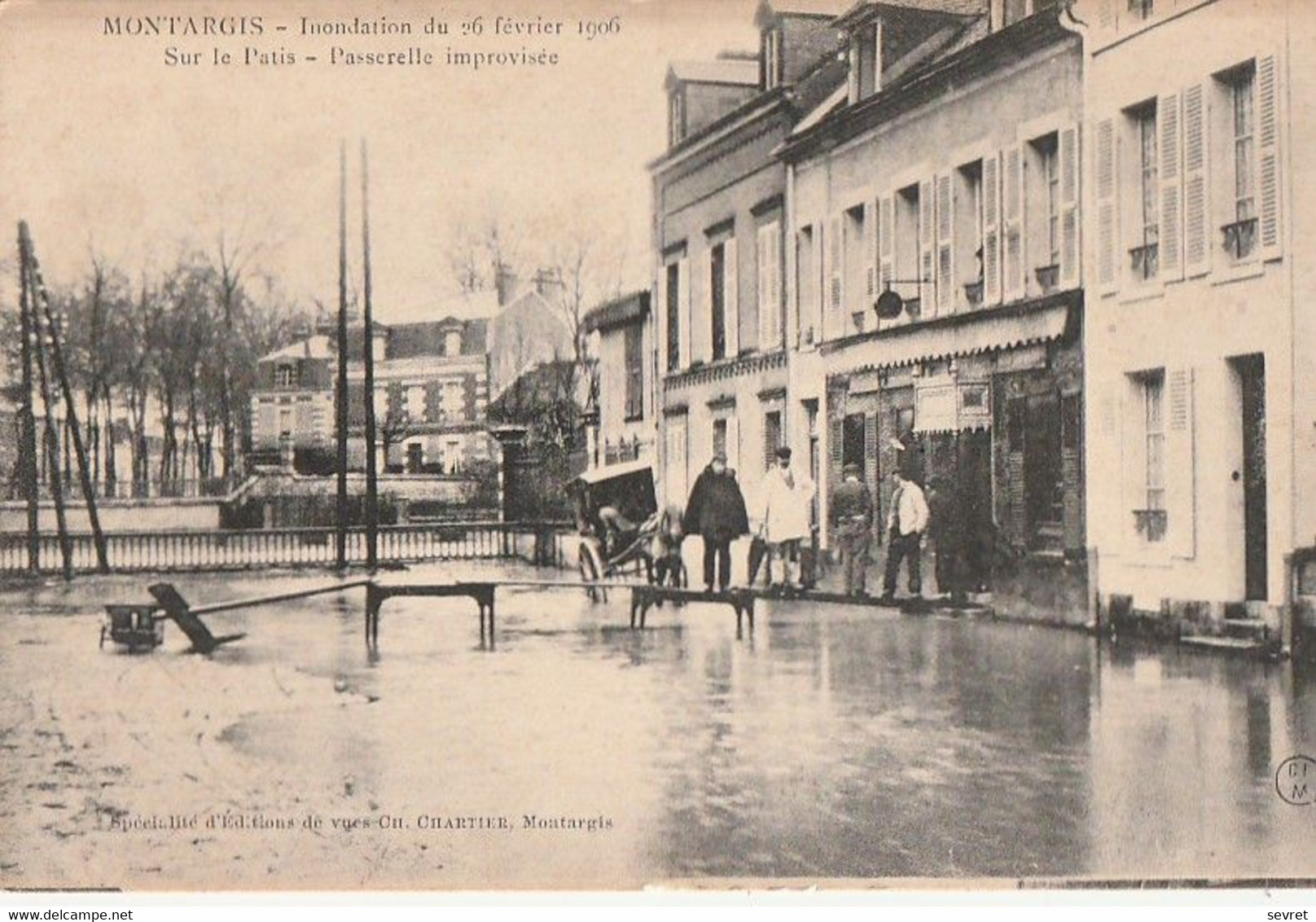 MONTARGIS. - Inondation Du 26 Février 1906. Sur Le Patis - Passerelle Improvisée - Montargis