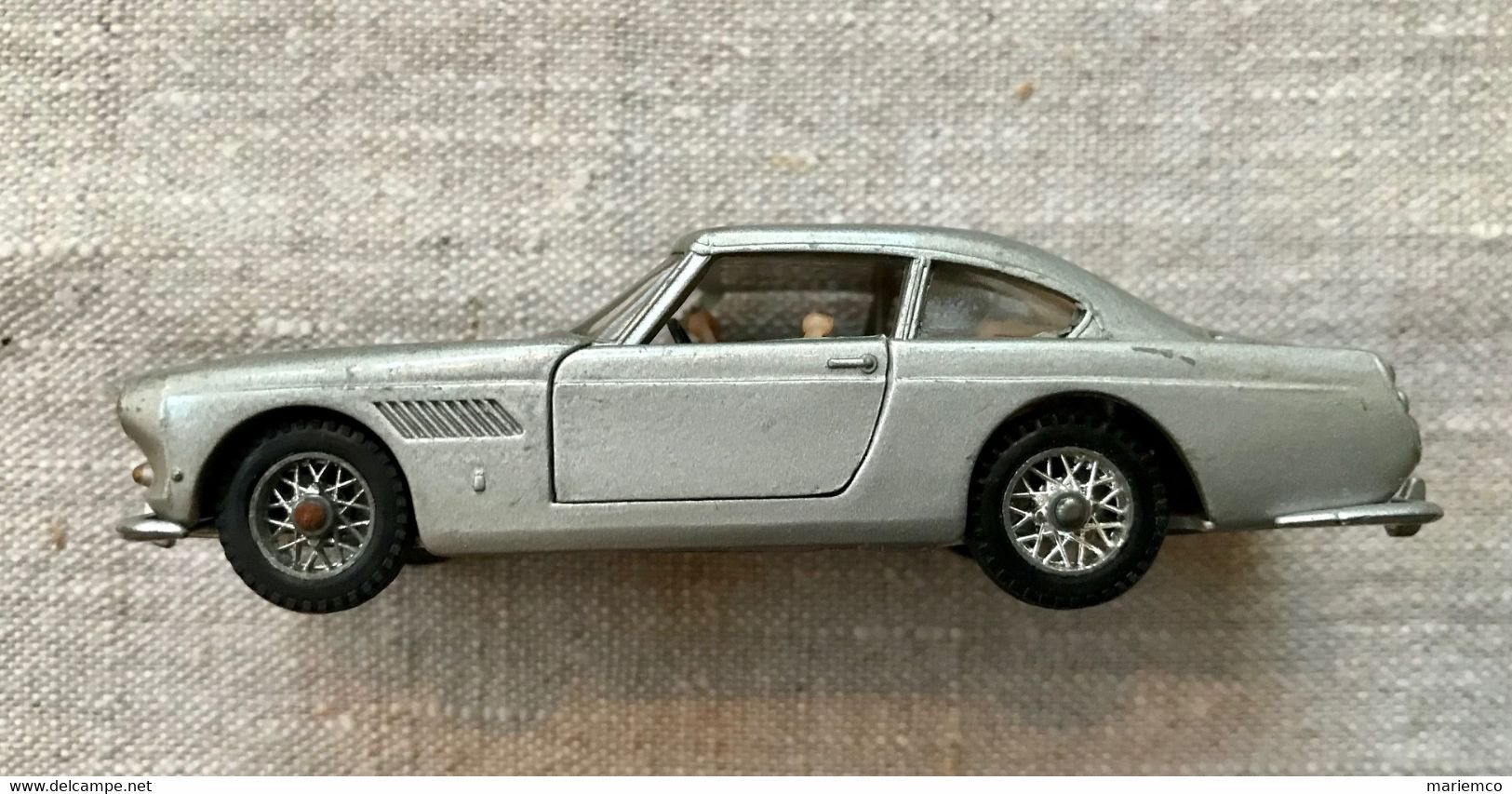 Petite Voiture FERRARI 250 GT2+2 SOLIDO - Toy Memorabilia