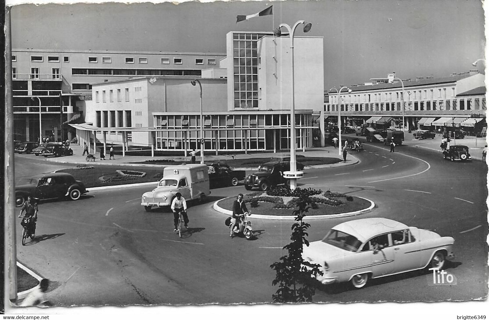 CPSM  ROYAN  17 :  Rond Point De La Poste - Voitures D'époque   Voyagée  1956 - Royan