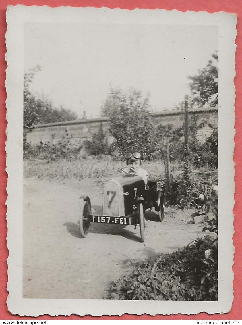 92  SEVRES  DANS LE  JARDIN   GEORGES  DANS  SON  AUTO   (A  PEDALES  POUR  ENFANT  BUGATTI No 7 ) - Auto's