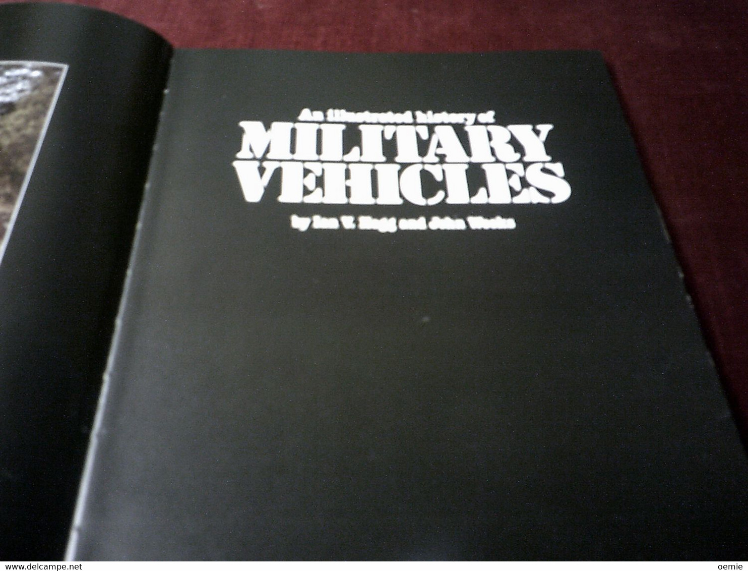 AND ILLUSTRATED HISTORY OF  MILITARY VEHICLES  / BY IAN V HOGG AND JOHN WEEKS - Autres & Non Classés