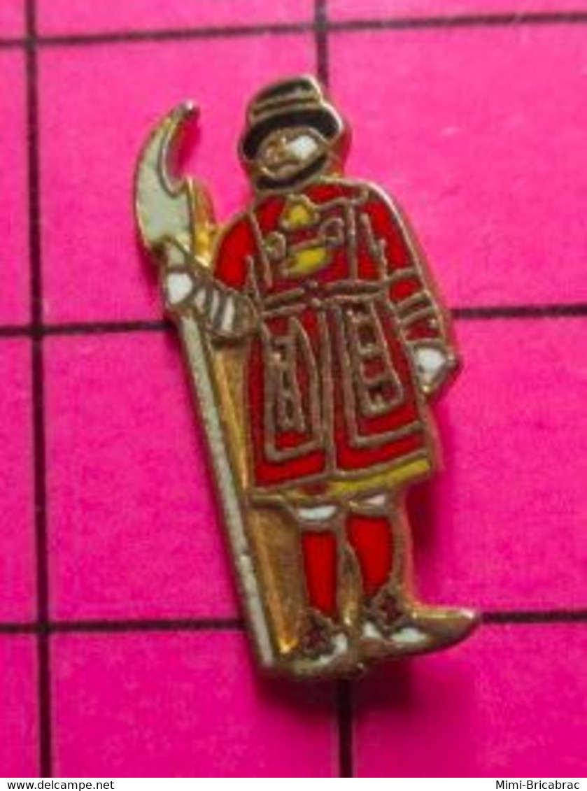 815A Pin's Pins / Beau Et Rare / THEME : MILITARIA / SOLDAT ANGLAIS GARDE DE LA TOUR DE LONDRES BEEF EATER - Militaria