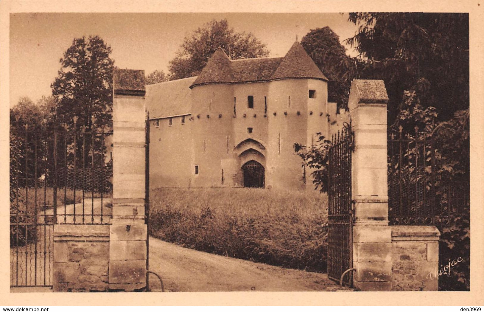 Château D'AINAY-le-VIEIL - L'entrée - Ainay-le-Vieil