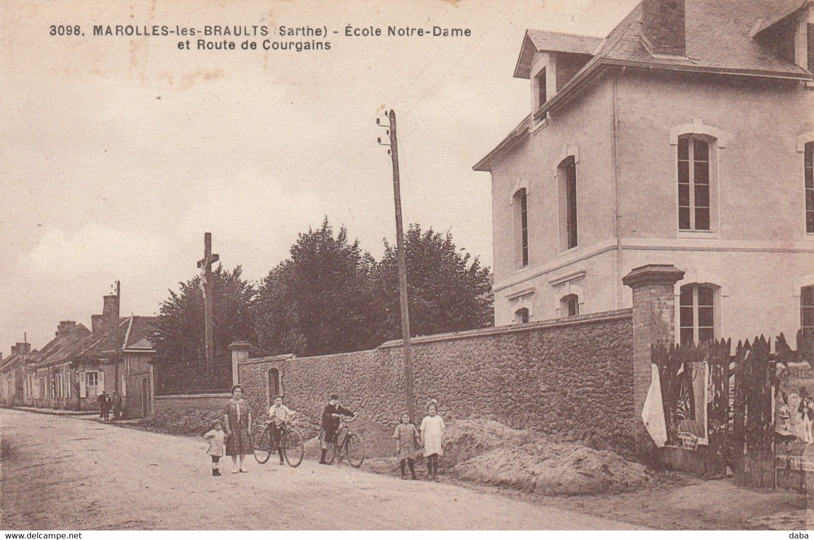 Marolles-les-Braults.  Ecole Notre-Dame Et Route De Courgains - Marolles-les-Braults