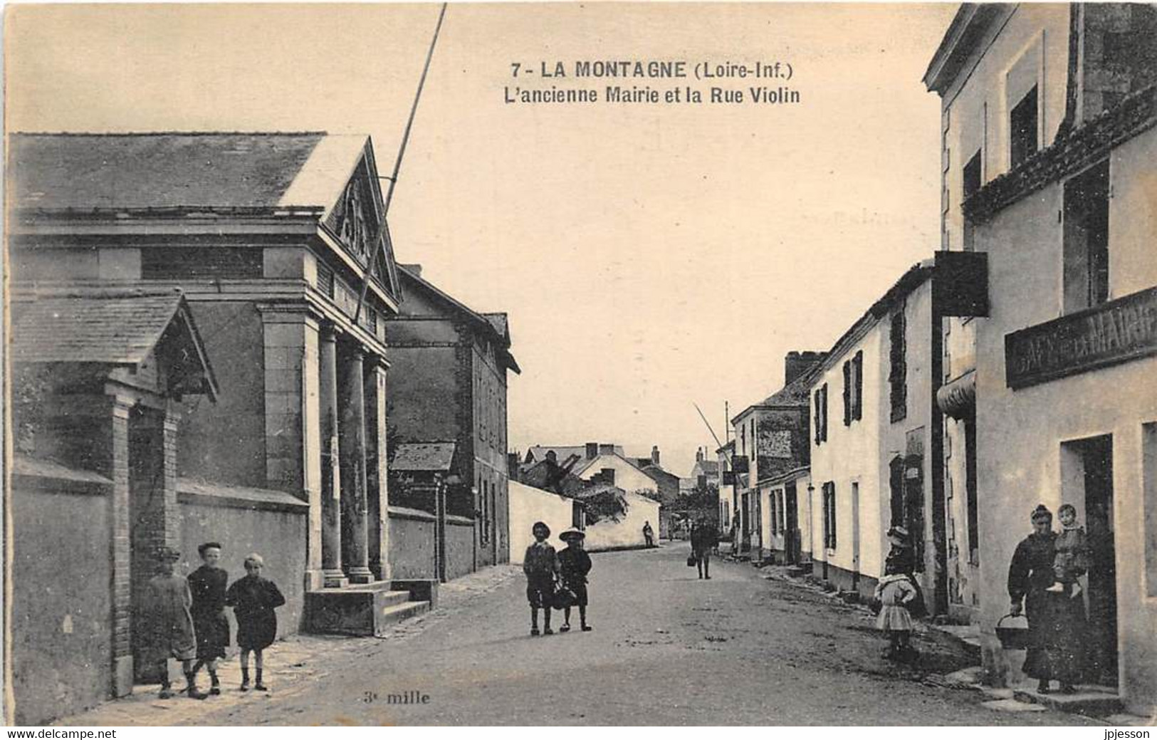 LOIRE ATLANTIQUE  44  LA MONTAGNE - L'ANCIENNE MAIRIE ET LA RUE VIOLIN - CAFE DE LA MAIRIE - La Montagne