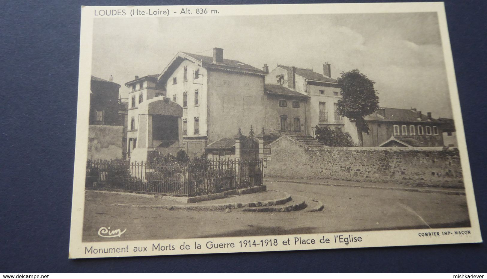 LOUDES - Monument Aux Morts De La Guerre 1914-1918 Et Place De L'église - Loudes