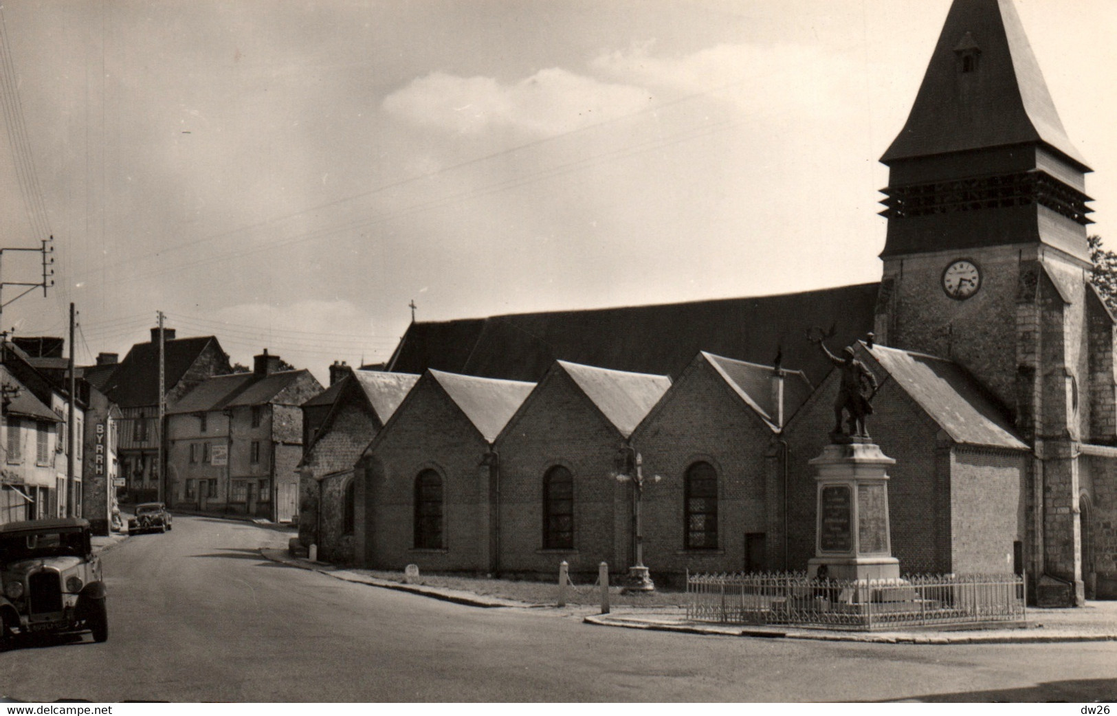 Songeons (Oise) L'Eglise Et Le Monument Aux Morts - Carte CPSM De 1957 - Songeons