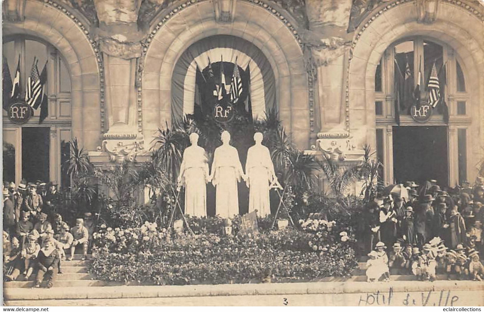 Tours    37: Fête   Familles Et Militaires Devant L'Hôtel De Ville Décoré  14 Juillet ? Aspect Carte Photo . Voir Scan) - Tours