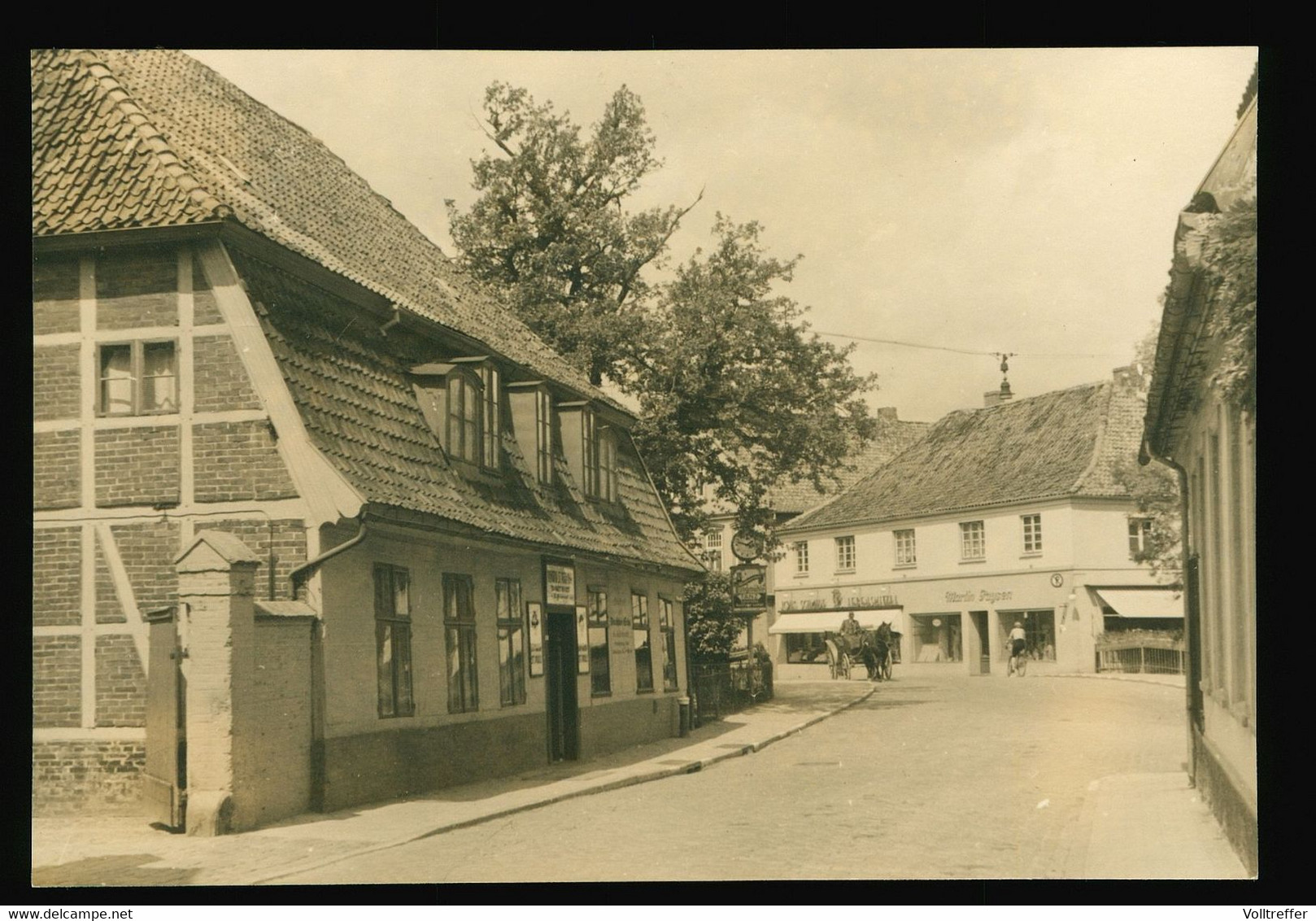 Orig. Foto Um 1940, Ortspartie Straße In Oldesloe, Gaststätte Deutsches Eck ? Geschäfte, Pferdekutsche, Menschen - Bad Oldesloe