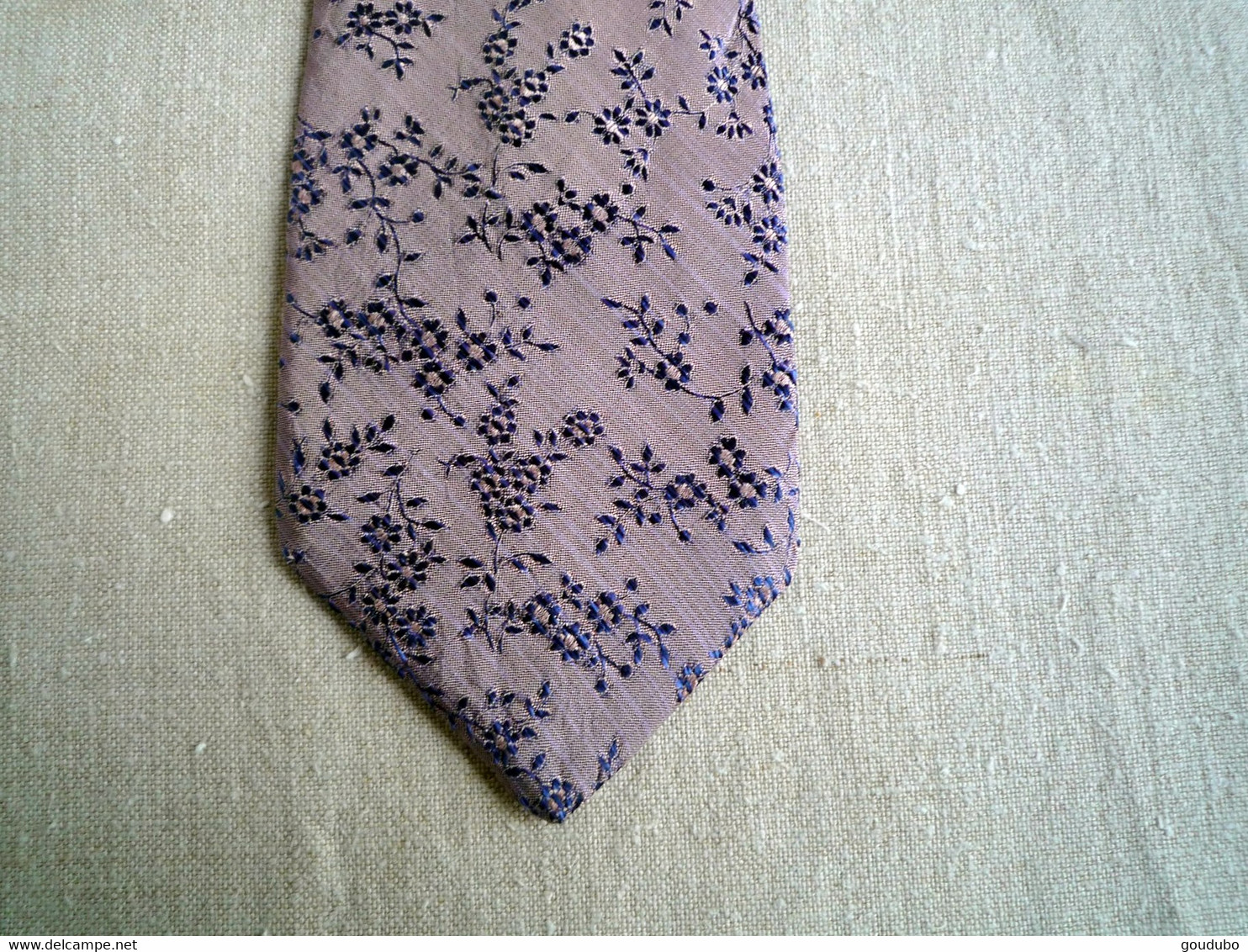 Cravate Soie Moirée Parme Broderie Relief Petites Fleurs Bleues. - Krawatten