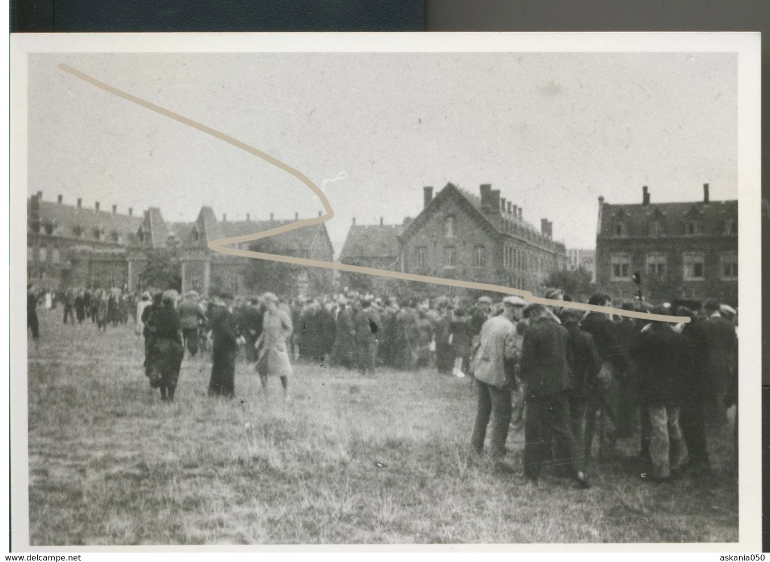 1944 Charleroi Collaborateurs Présumes Rassemblés Sur Plaine Des Manoeuvres Et Dans Caserne Repros - 1939-45