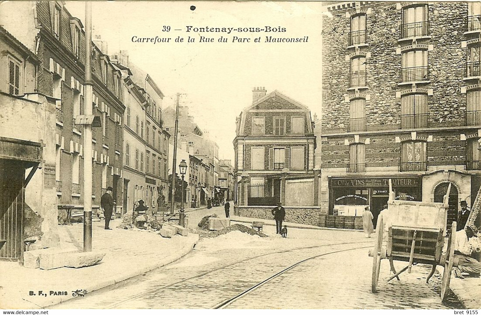 94 FONTENAY SOUS BOIS LA MATELASSIERE PREPARE SA LAINE SUR LE TROTTOIR A COTE DES TRAVAUX DU CARREFOUR RUE MAUCONSEIL - Fontenay Sous Bois