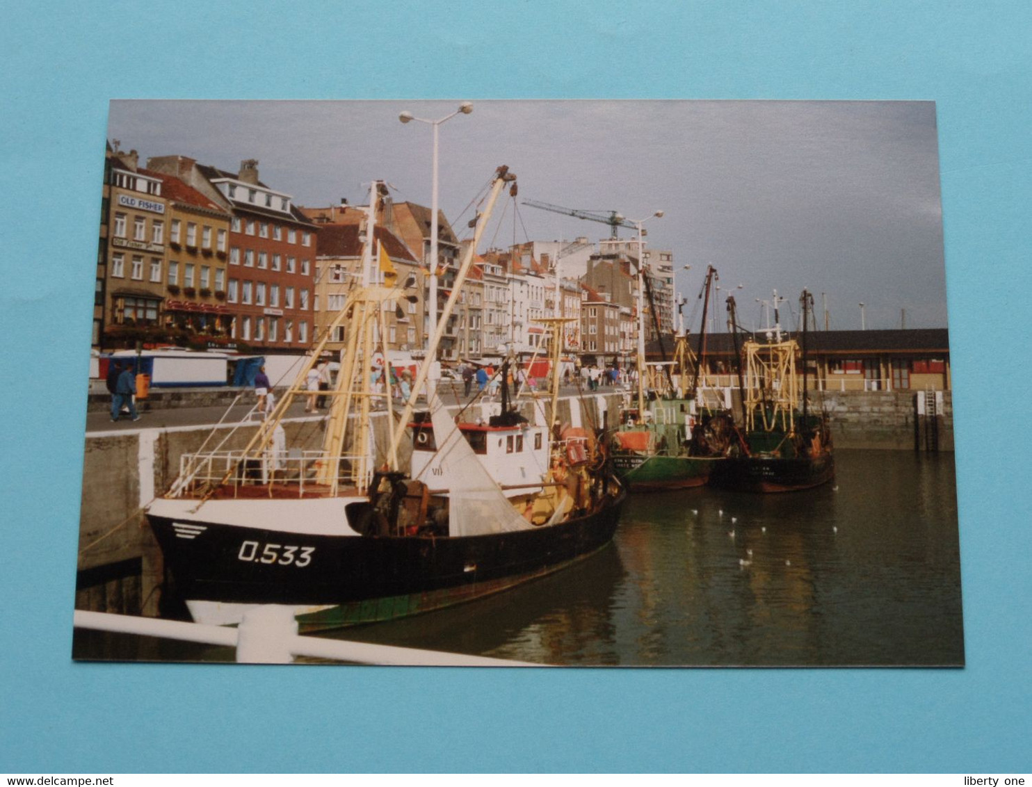 Vissersboten In De Haven Van Oostende ( De O.533 - En De O.468 ) > ( 2 Foto's Kleur : Zie Foto's ) ! - Bateaux