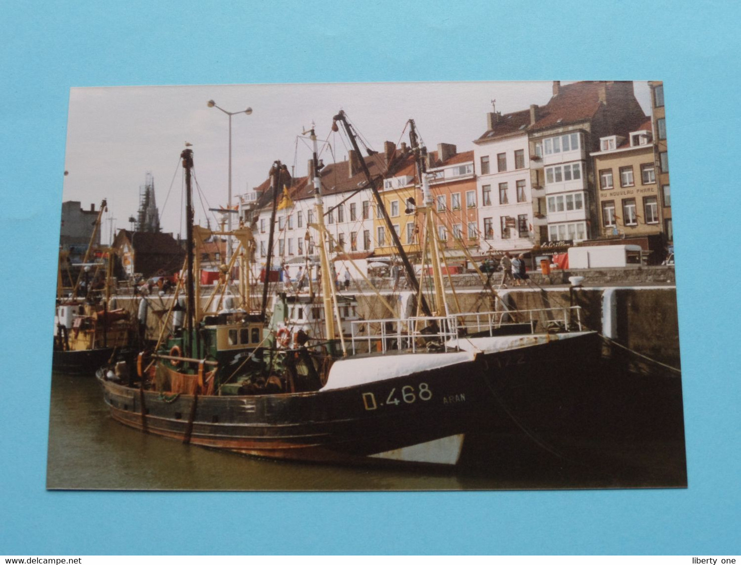 Vissersboten In De Haven Van Oostende ( De O.533 - En De O.468 ) > ( 2 Foto's Kleur : Zie Foto's ) ! - Bateaux