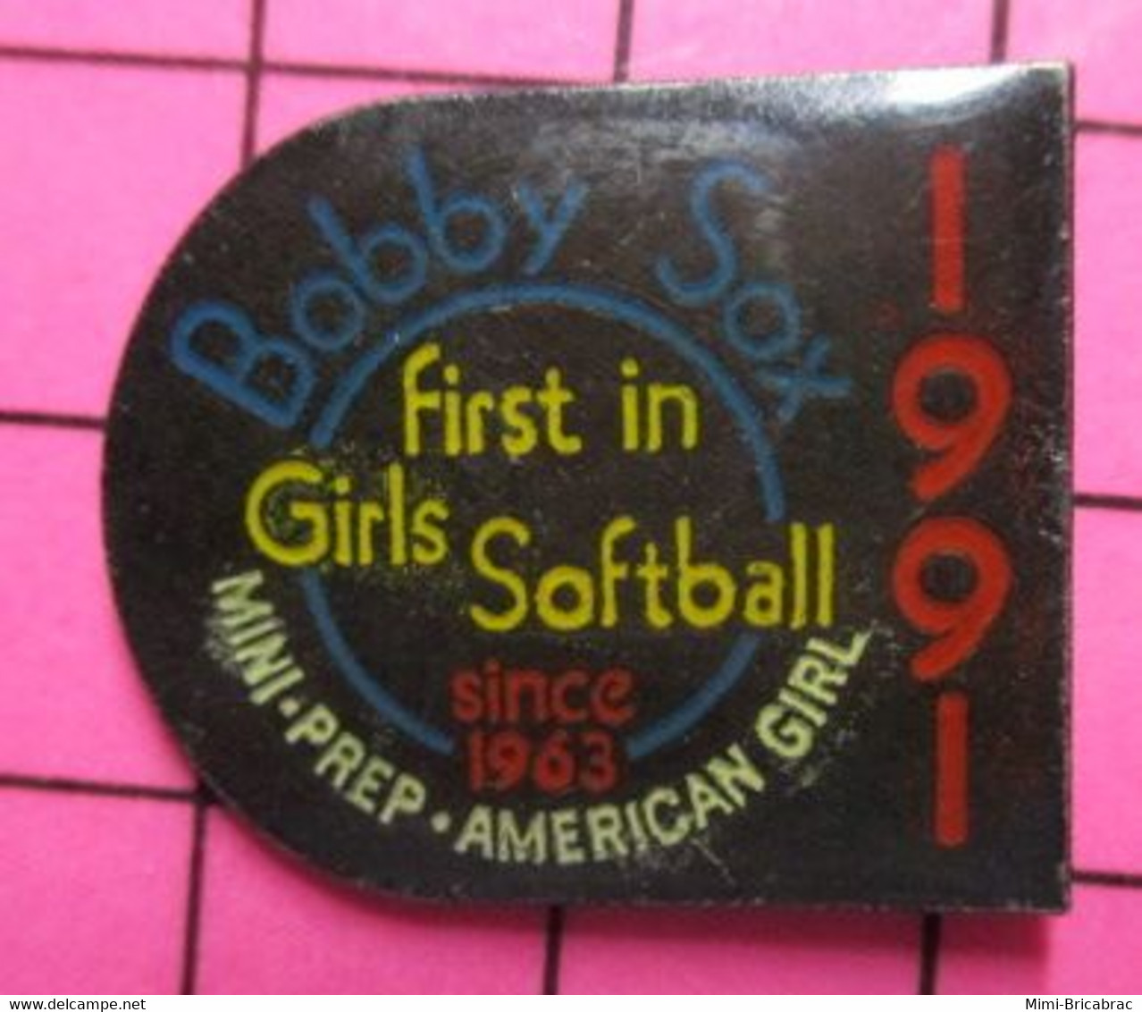 1121 Pin's Pins / Beau Et Rare / THEME : SPORTS / BASEBALL POUR FILLES BOBBY SOX 1991 FIRST IN GIRLS SOFTBALL SINCE 1963 - Honkbal