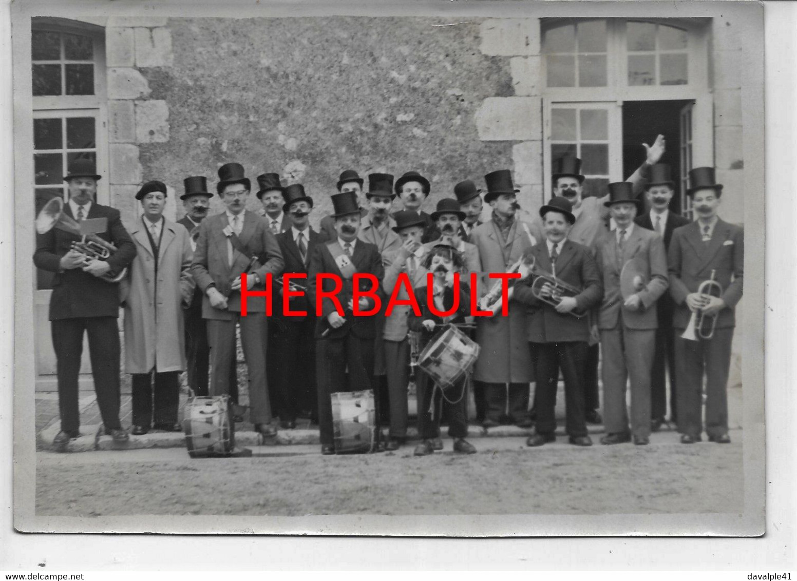 41  HERBAULT  FANFARE CARNAVAL  GROUPE PRIS DEVANT L'HOTEL DE VILLE  BON ETAT  18  X  13....  ANNEES 50 - Herbault