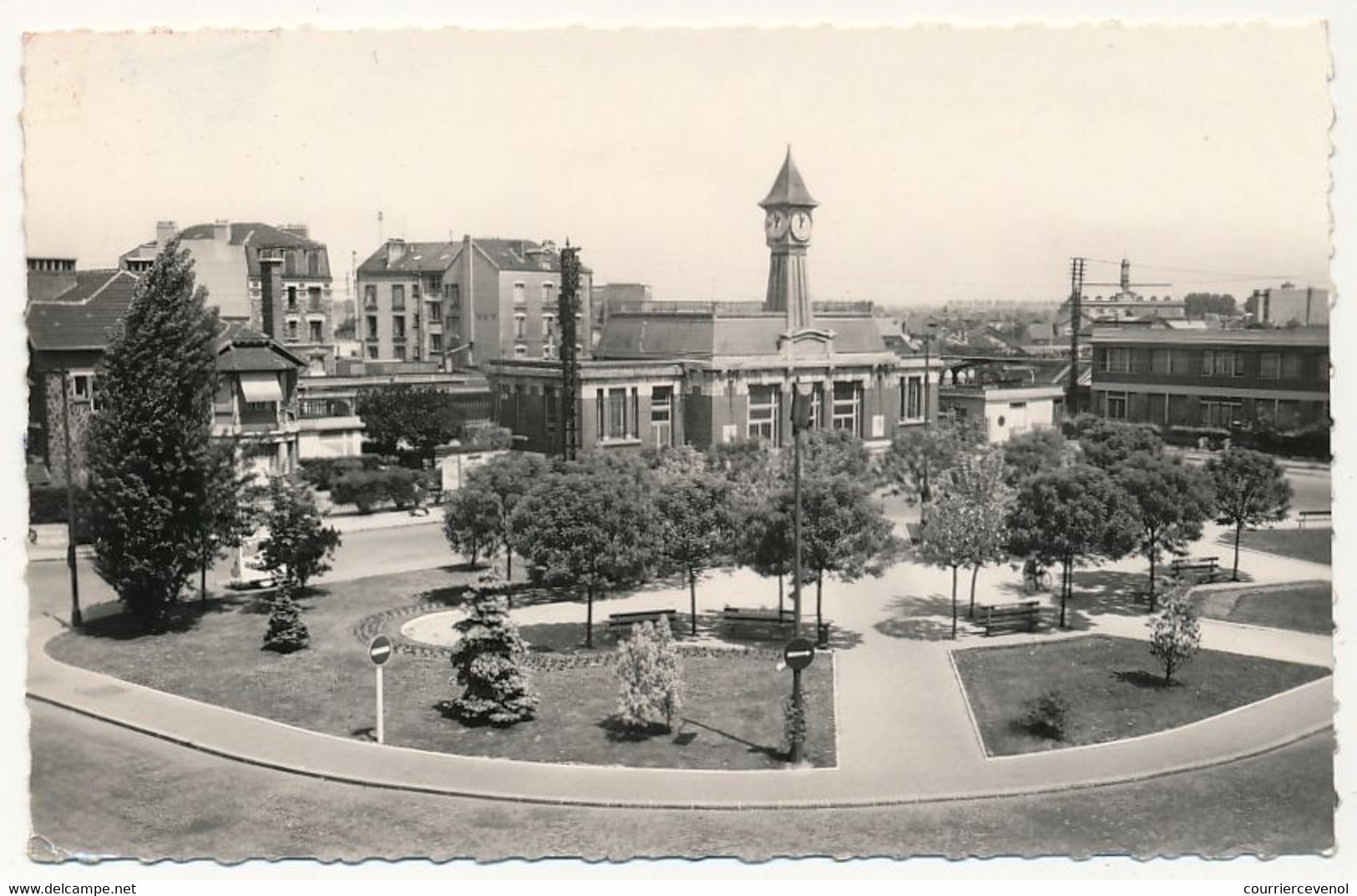 CPSM - AULNAY SOUS BOIS (S Et O) - Place De La Gare - Aulnay Sous Bois