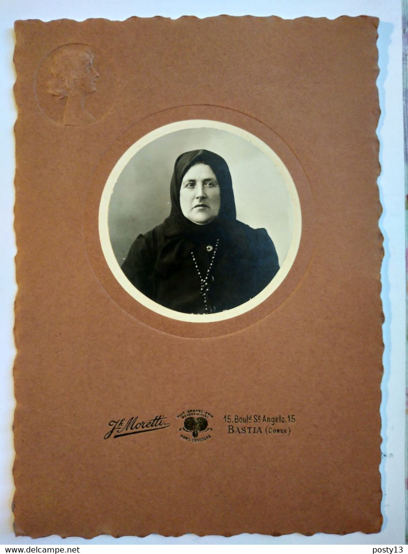 Photographie Ancienne Portrait Femme CORSE - Collier Perles Noires Insigne Croix-Rouge - Photo Moretti, BASTIA - Personas Anónimos