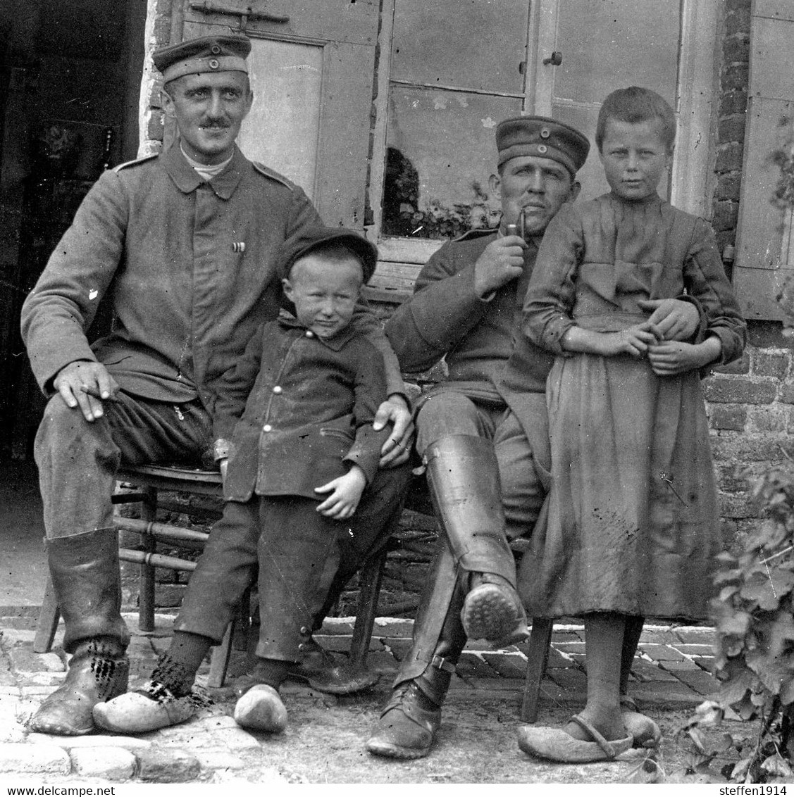 Allemande  Photo - Flandern ? Holzpantoffel Kinder Enfants  Deutsche Soldaten  WWI 14/18 - 1914-18