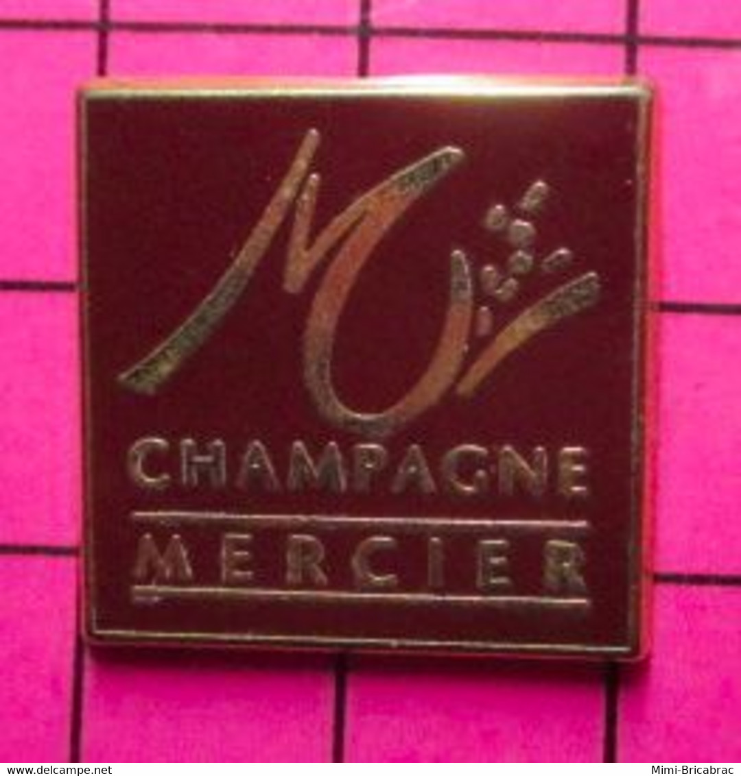 815B Pin's Pins / Beau Et Rare / THEME : BOISSONS / CHAMPAGNE MERCIER Par DECAT - Boissons