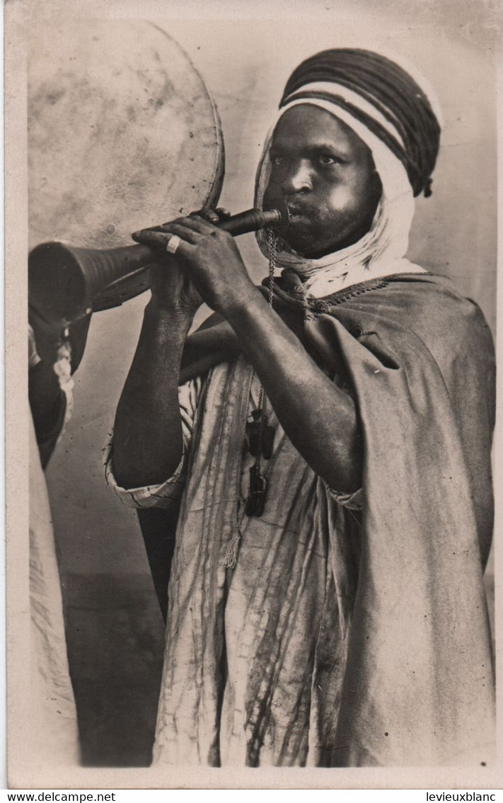 Carte Postale Ancienne/ ALGERIE/ Scénes Typiques Afrique Du Nord/ Musicien Arabe /Vers 1945-50     CPDIV361 - Hombres